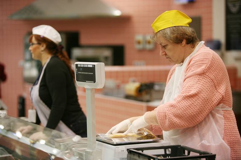 PRODAVAČEK JE MÁLO. Mezi profese, kterých se v kraji nedostává, patří také prodavačky v supermarketech.