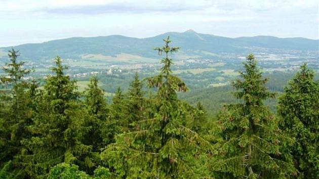Z 20-metrové rozhledny jsou výhledy na Jizerské hory, Krkonoše, Jablonec nad Nisou a Liberec, ale také Ještědský hřbet.