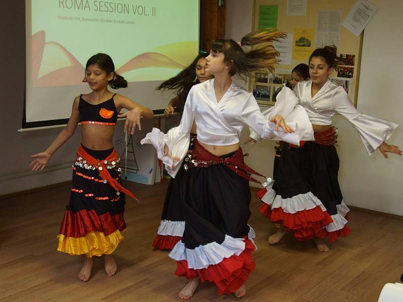 Den Romů si v Liberci připomněli v Komunitním středisku Kontakt i tancem. Rómské národní tance zde předvedly členky souboru Amare Čhave.