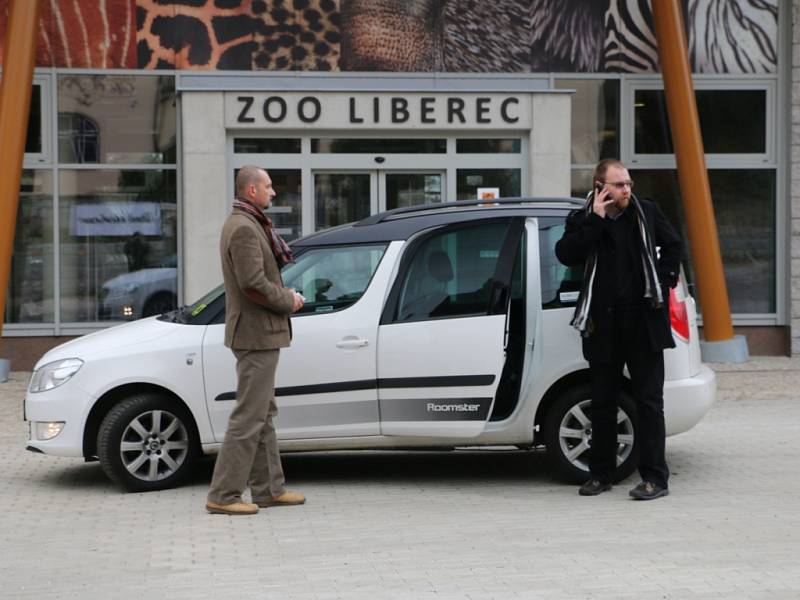 Sdílené auto před novým vstupem do liberecké ZOO. 