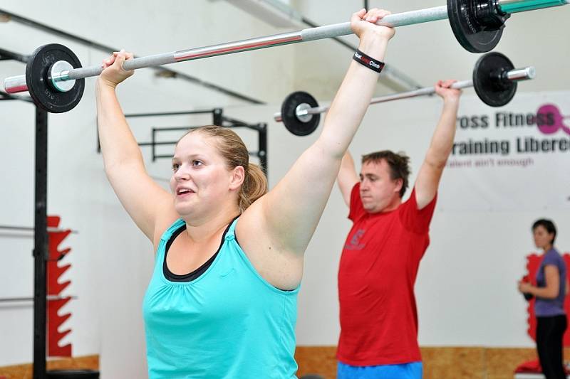 CROSSFIT. Nejprve cvičíme s násadou od koštěte. Poté přesedláme na olympijskou osu. Cvičíme i s kettlebellem a medicinbalem. Na konci tréninku jedeme sestavu všech cviků.