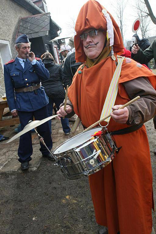 V Jítravě na Liberecku řádily první březnovou sobotu maškary v tradičním masopustním veselí.