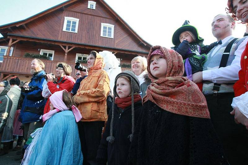 V Jítravě na Liberecku řádily první březnovou sobotu maškary v tradičním masopustním veselí.