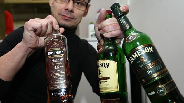 MANAŽER RESTAURACE Black Horse Miloš Kasal vrací na bar zásoby tvrdého alkoholu.