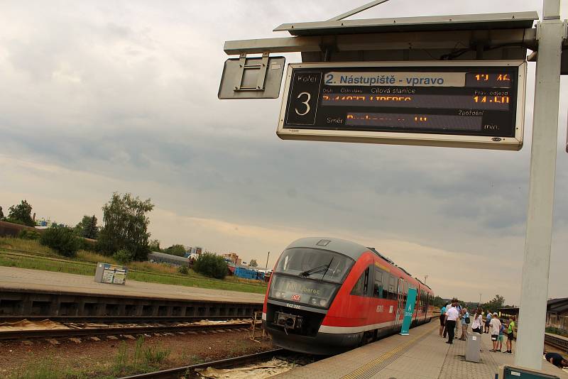 Prezentační jízda železničního dopravce Arriva na tratích v Libereckém kraji. Na snímku vlak Siemens Desiro zachycen ve stanici Turnov.