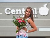 Dívka s květinou před OC Central Jablonec.