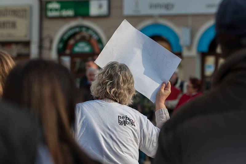 Demostrace nazvaná "Proč? Proto!" proběhla 10. května na náměstí Dr. E. Beneše v Liberci.