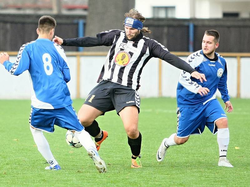 V souboji béček vyhrálo to rynoltické (černobílé dresy) nad domácím Hrádkem 1:0.