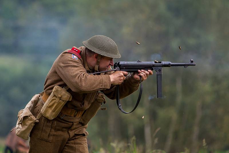 Rekonstrukce historické bitvy na západní frontě, dobývání pevnosti Dunkerque Československou samostatnou obrněnou brigádou v roce 1944, proběhla 9. září na dětském dni v libereckém Vesci.