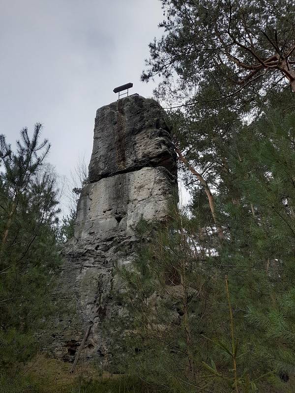 Vyhlídka Hlavatice stojí na Zlaté stezce Českého ráje, poblíž Turnova.