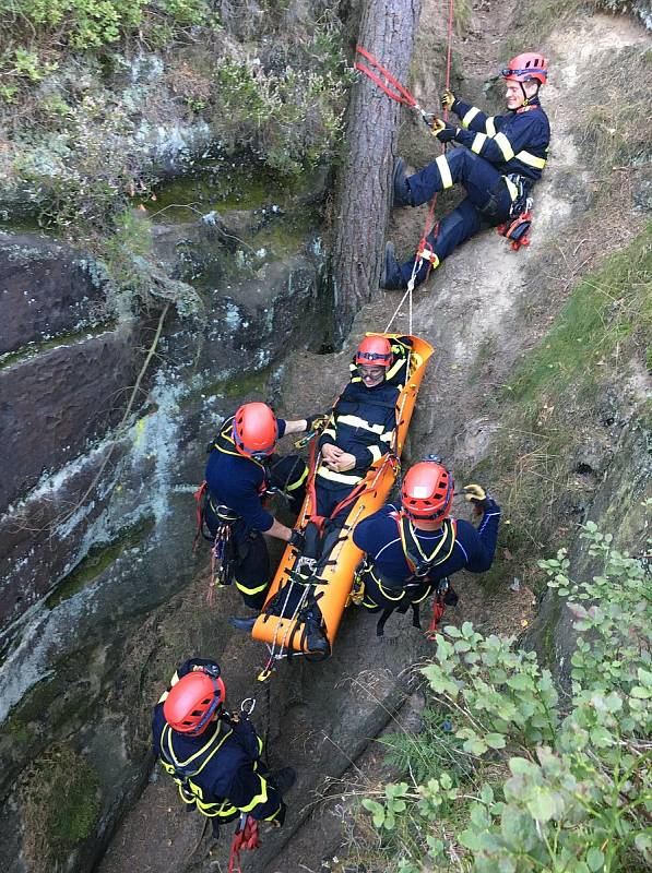 Hasiči absolvovali kurz pro uchazeče o specializaci hasič-lezec.