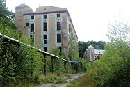 Z budovy bývalé liberecké továrny se stala ruina, která láká milovníky urbexy a lidi bez domova.