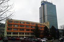 Budova Výzkumného ústavu textilních strojů (v popředí) bude jednou možná sloužit úředníkům krajského úřadu (v pozadí).