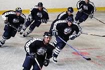 Hokejoví Bílí Tygři včera poprvé v letní přípravě vyjeli na led. Ve Svijanské aréně se objevilo 26 hráčů. 