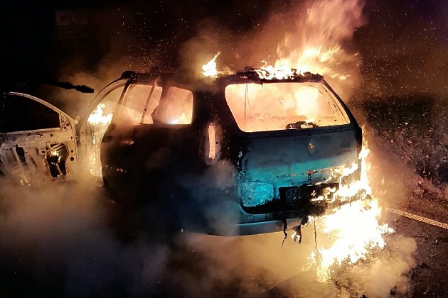 Požár auta v Nové Vsi se hasičům podařilo rychle zlikvidovat
