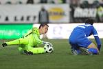 Bohemians Praha 1905 - Slovan Liberec. Brankář Filip Nguyen při zákroku.