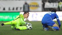 Bohemians Praha 1905 - Slovan Liberec. Brankář Filip Nguyen při zákroku.