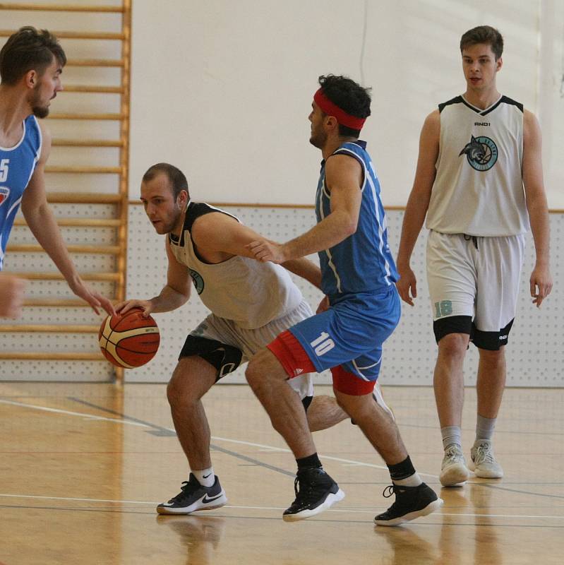 Ve II. lize basketbalu hostili Lynx Liberec celek Poděbrad (v modrém).