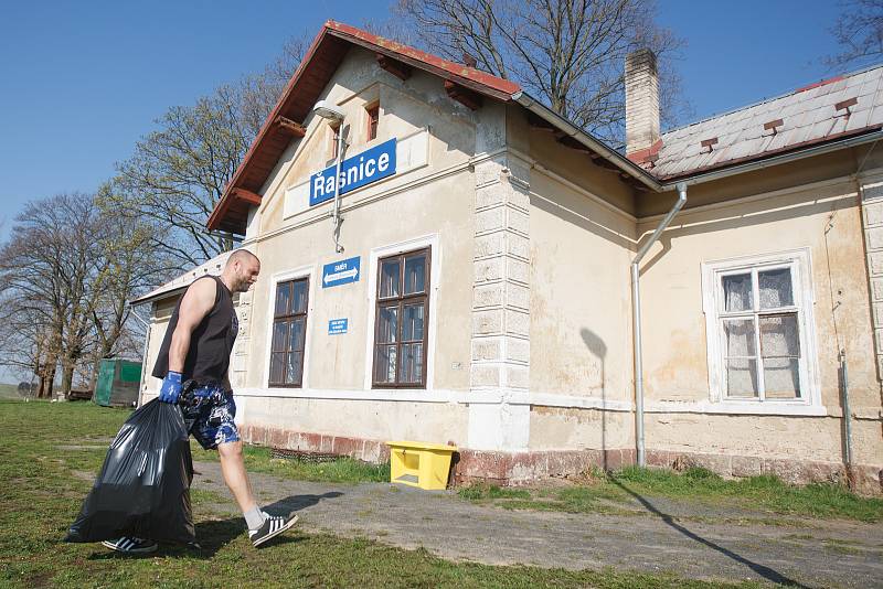 Úklid odpadků v Dolní Řasnici na Liberecku v rámci celorepublikové akce Ukliďme Česko