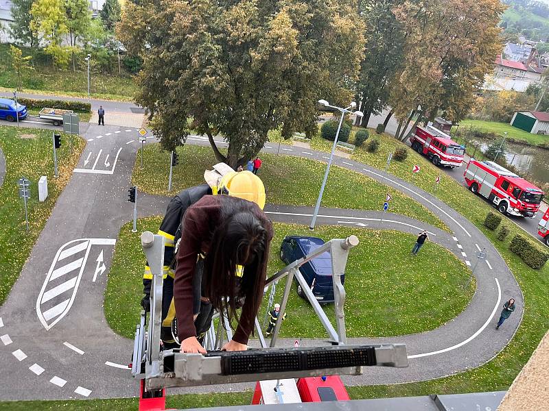 Utajené cvičení překvapilo školáky ve Frýdlantě a prověřilo připravenost hasičů.