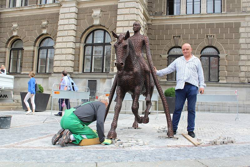 Před libereckou radnicí bude po celý rok „ustájen“ bronzový kůň s jezdcem. Jeho autorem je výtvarník Michal Gabriel.