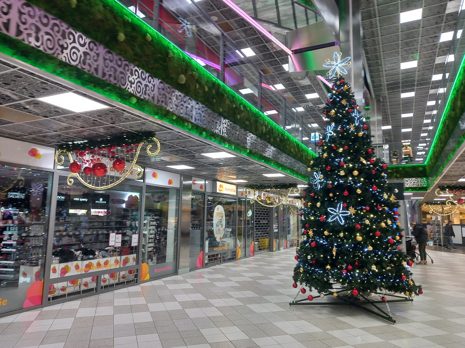 VIDEO: Některé obchody v Liberci se zahalily do vánočního hávu, jiné ctí  advent - Liberecký deník