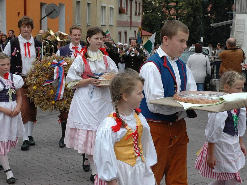 DOŽÍNKY. Slavnost, kterou vrcholí hospodářský rok. Na Liberecku se konají, jako přípomínka staletých tradic, už po deváté.