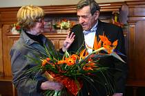 František Peterka přijímá gratulace na radnici.