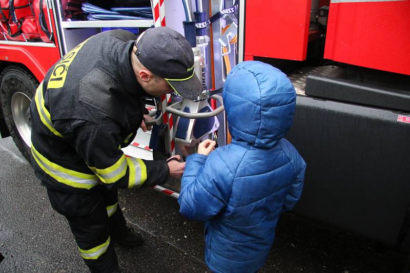 Hasiči v Domě sv. Moniky.