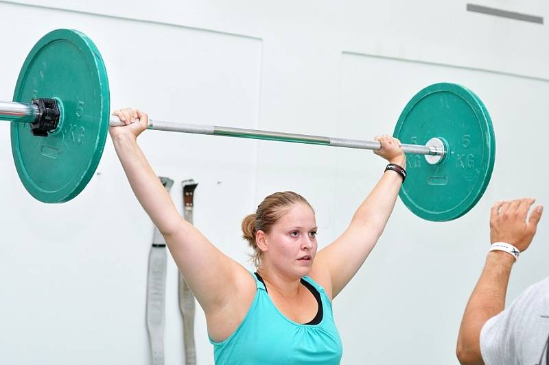 CROSSFIT. Nejprve cvičíme s násadou od koštěte. Poté přesedláme na olympijskou osu. Cvičíme i s kettlebellem a medicinbalem. Na konci tréninku jedeme sestavu všech cviků.