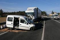 Nedaleko kruhového objezdu v ulici Kunratická došlo k čelnímu střetu osobního vozu zn. Opel Combo s nákladním vozem zn. Mercedes. V osobním voze zůstal pod palubní deskou zaklíněný těžce zraněný řidič. 