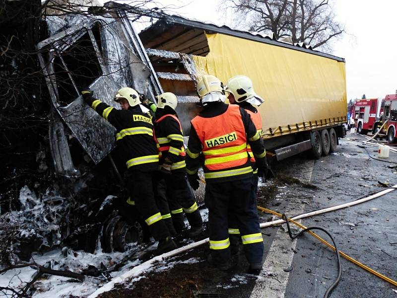 Kamion se srazil s Peugeotem, dva řidiči zemřeli.