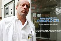 „I člověk, který byl před lety úspěšně vyléčen, se může dožít dalšího nádoru,“ potvrdil  neradostnou realitu přednosta oddělení Komplexního onkologického centra MUDr. Jiří Bartoš, MBA.