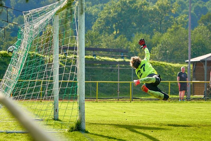 Pět branek padlo v utkání Mníšek – Nová Ves. Z vítězství 3:2 se radovali hosté, kteří byli lepším celkem.