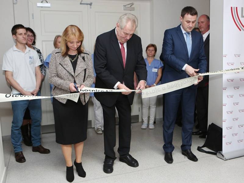 Slavnostní pásku přijel do libereckého hospice přestřihnout osobně Miloš Zeman.