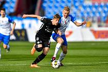Lukáš Červ ze Slovanu Liberec bojuje o míč s ostravským protihráčem
