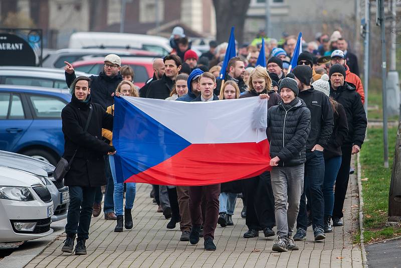 Pietní průvod po vzpomínkovém shromáždění, které se konalo 17. listopadu u Památníku obětem komunismu v Liberci u příležitosti výročí sametové revoluce v roce 1989.