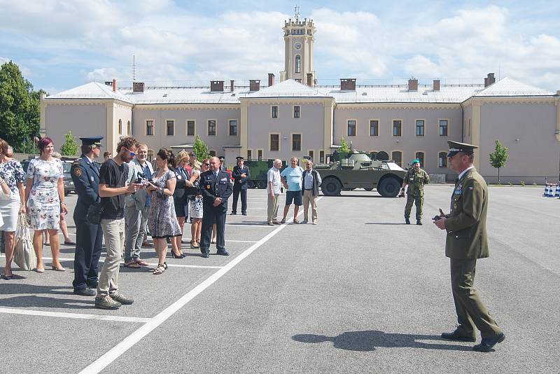 Vernisáž druhého ročníku putovní výstavy fotografií z vojenských misí Ten druhý život, proběhla v úterý 8. srpna v libereckých dolních kasárnách.