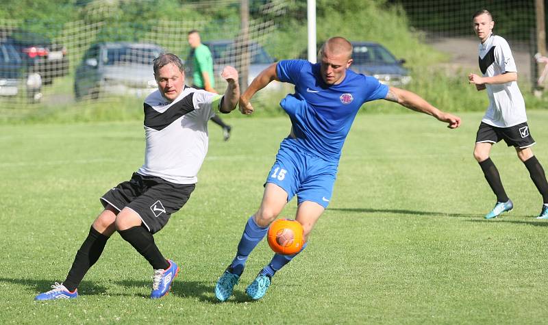 Machnín - Nová Ves 2:2. Machnín v modrých dresech.