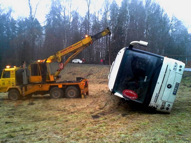 Autobus plný lidí havaroval v sobotu kolem deváté hodiny ranní u Osečné na Liberecku.