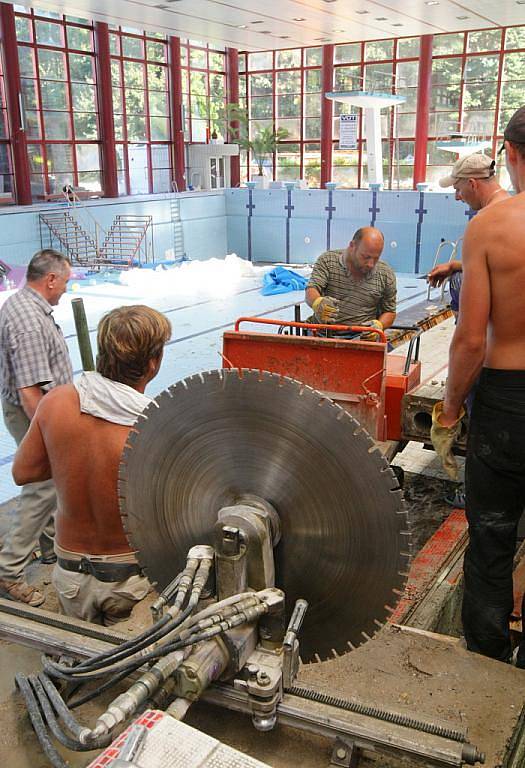 Návštěvníky libereckého bazénu v plavkách vystřídali dělníci v montérkách, kteří pracují na opravách ochozů a přepadů u velkého bazénu.