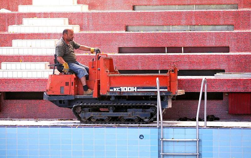 Návštěvníky libereckého bazénu v plavkách vystřídali dělníci v montérkách, kteří pracují na opravách ochozů a přepadů u velkého bazénu.