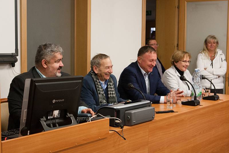 Senátor Jaroslav Kubera navštívil Chrastavu. Po prohlídce místního hasičského muzea se přesunul na radnici, kde proběhla diskuze s občany.