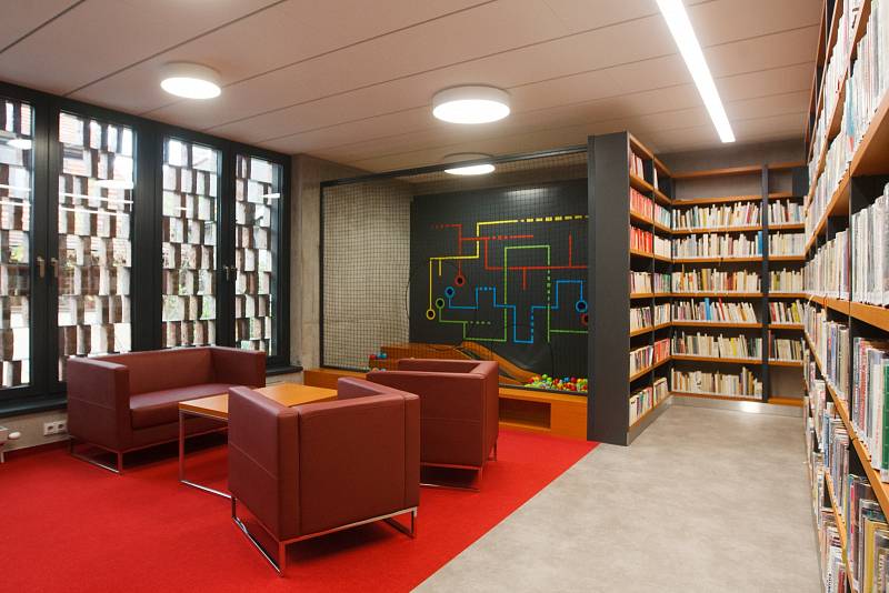 V Hrádku nad Nisou otevřeli novou knihovnu se stěnou připomínající vyrovnané knihy