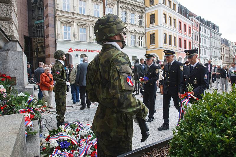 Na libereckém náměstí lidé kladli věnce při vzpomínce na 21. srpen.