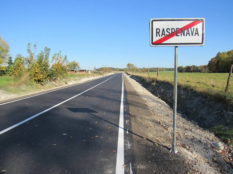 Bez aleje, zato širší. Nová silnice z Raspenavy na Krásný Les je po rozšíření pro řidiče bezpečnější.