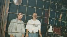 Je středa 29. září 1993 a Petr Vondřich (vpravo) pořádá v rockovém klubu Golet (dnes Bunkr) nejen první techno party v Liberci, ale i celých severních Čechách.