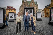 Na náměstí ve Frýdlantu je v těchto dnech vidět výstava velkoformátových fotografií o lidech, kteří se narodili v roce 1918.