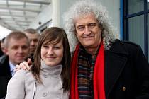 NAŠÍ REDAKTORCE HANĚ LANGROVÉ se podařilo setkat se na letišti s kytaristou Brianem Mayem a bubeníkem Rogerem Taylorem.