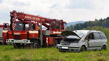 Při srážce osobního automobilu s traktorem na Frýdlantsku se lehce zranila mladá řidička.